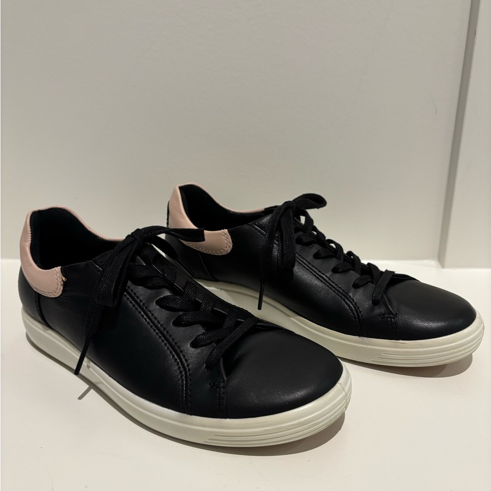 Women’s size 8.5 Ecco SOFT 7 lace up sneakers